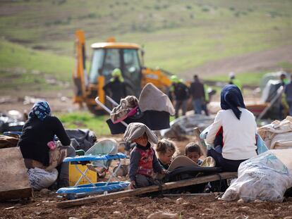 Familias palestinas observan la demolición de sus hogares, el miércoles en Humsa al Baqaia (Cisjordania).