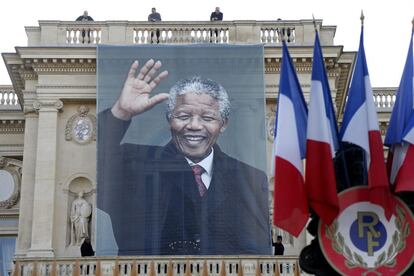 Un retrato gigante del fallecido expresidente sudafricano Nelson Mandela cuelga en la fachada del ministerio de Relaciones Exteriores francés, el Quai d'Orsay, en París .