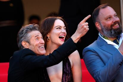Desde la izquierda, los actores Willem Dafoe y Emma Stone junto al director Yorgos Lanthimos, durante el estreno de la película 'Kinds of Kindness', el 17 de mayo en Cannes.  