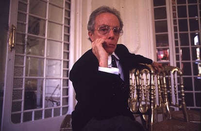 El modista Manuel Pertegaz, durante una entrevista en julio de 1988.