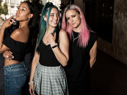 De izquierda a derecha, Tami Nsue, Sonia Gómez y Alba Reig, componentes del grupo Sweet California, en la Gran Vía de Madrid, este miércoles.