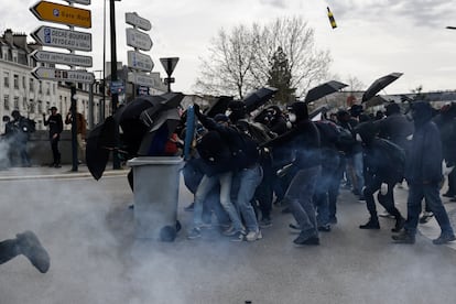 Disturbios entre manifestantes y policías en la ciudad de Nantes.