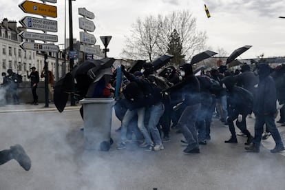 Disturbios entre manifestantes y policías en la ciudad de Nantes. 