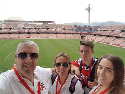 Carlos Machado, su mujer Adriana Aristondo y dos de sus cuatro hijos en el estadio del Granada CF, el Nuevo Los Cármenes.