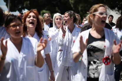 Protesta de profesionales y usuarios del Hospital de Bellvitge a finales de junio.