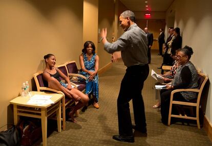 16 de junho 2013. O Presidente ensaia alguns passos de dança enquanto ele e a primeira dama esperam atrás do palco durante uma pausa da apresentação de dança de sua filha Sasha, em North Bethesda, Maryland.