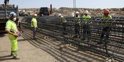 Un grupo de operarios trabaja en las obras del AVE en Níjar, Almería, en agosto de 2021.