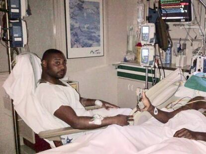 Abidal i el seu cosí després de l'operació.