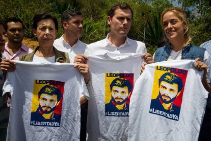 Albert Rivera posa sosteniendo camisetas con la imagen de Leopoldo L&oacute;pez acompa&ntilde;ado por la madre y la esposa del dirigente opositor venezolano.