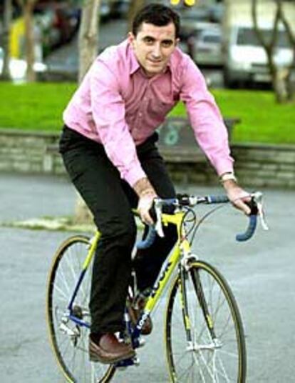 Javier Otxoa, sobre la bicicleta, la semana pasada.