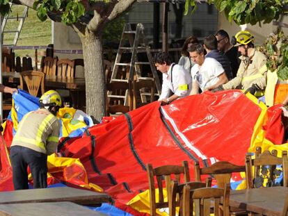 Operarios y bomberos retirando un castillo hinchable tras un accidente ocurrido en mayo de 2017 en Girona.