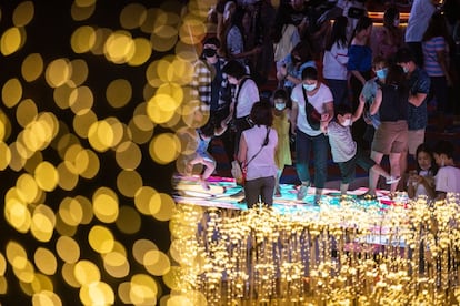 Ambiente frente a un centro comercial de Bangkok durante la celebración del Año Nuevo. Las nuevas olas de la epidemia obligan a una mayoría a seguir los festejos desde el sofá de su hogar, tras meses de restricciones por la covid-19.