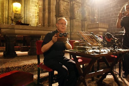 Vicent Pons, con el Santo Cáliz al fondo, muestra unas fotos estereoscópicas. A su lado, Jaime Sancho.