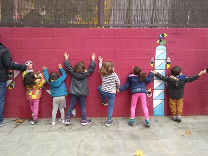 Varios niños de la escuela Zaleo, en Vallecas, en una protesta por la decisión de la Consejería de Educación el sábado pasado. / ALFREDO MORTE