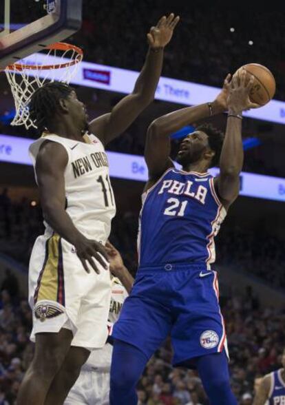 Joel Embiid y Jrue Holiday.