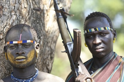 Dos guerreros de la tribu mursi, que han sustituido las lanzas por kaláshnikovs.