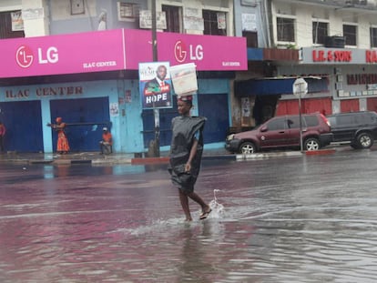 Una calle del centro de Monrovia, Liberia. Las lluvias torrenciales han provocado miles de v&iacute;ctimas en &Aacute;frica Occidental desde junio. 