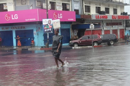 Una calle del centro de Monrovia, Liberia. Las lluvias torrenciales han provocado miles de v&iacute;ctimas en &Aacute;frica Occidental desde junio. 