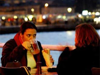 Dos jóvenes turcas toman un refrigerio en el puente de Gálata de Estambul.