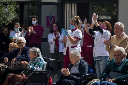Personal y usuarios de la residencia de mayores Vitalia Kansas salen al patio el pasado 26 de marzo para celebrar que no tienen ningún caso de contagio por coronavirus.
