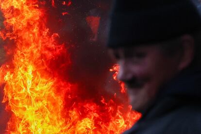 Un manifestante junto a una hoguera protesta este jueves en el exterior de la Eurocámara en Bruselas.