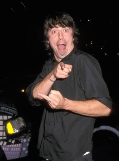 Dave Grohl pasándoselo bien en un concierto de Pink en Nueva York en 2002.