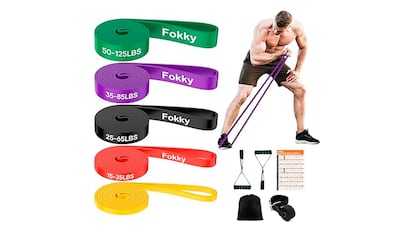 Gadgets para treinar em casa em um fundo branco.