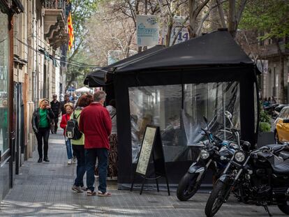 Una terraza en el barrio del Eixample de Barcelona, en una imagen de archivo.