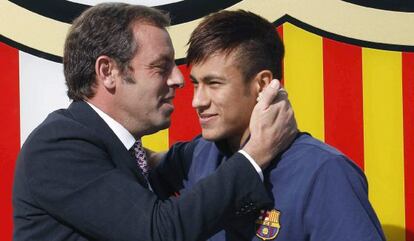 Sandro Rosell abraza a Neymar durante la presentación del jugador como azulgrana.