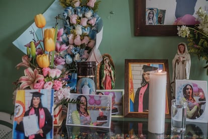 Altar en honor a la vida de Sara Millerey, hecho por su madre y sus familiares, en Bello (Antioquia).