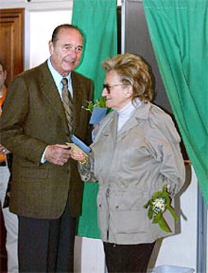 Jacques Chirac, junto a su mujer, Bernadette, en el colegio electoral.