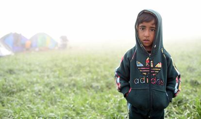 El pasado 8 de marzo, un niño posa solo en medio del campo de refugiados de Idomeni (Grecia).