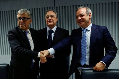 Giovanni Castellucci, (Atlantia) Florentino Perez (ACS) y Marcelino Fernandez (Hochtief), el pasado marzo en Madrid.