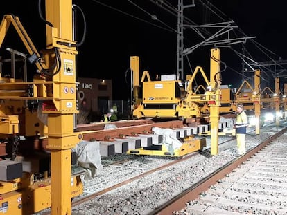 Maquinaria y trabajadores en un tramo del Corredor Mediterráneo.