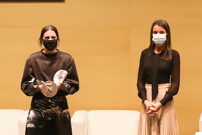 Ana Domínguez-Hervella, directora de marca de Bimba y Lola, junto a la Reina Letizia.