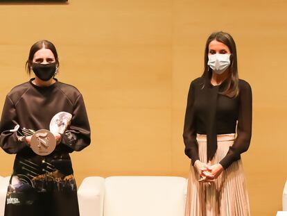 Ana Domínguez-Hervella, directora de marca de Bimba y Lola, junto a la Reina Letizia.