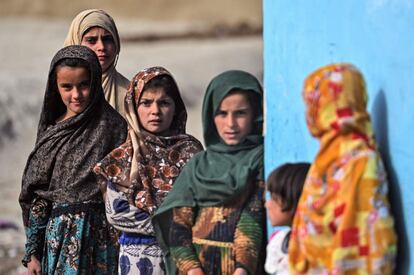 Varias niñas cerca de un edificio de Sharan, en Afganistán.