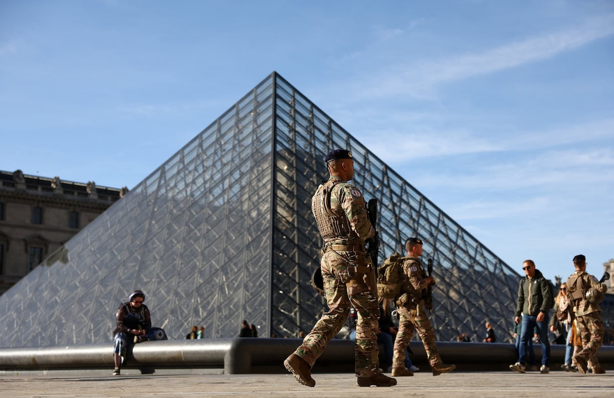 El Louvre enfrenta la crisis de seguridad más grave en su historia: ¿prioridad a la cultura o a la protección?