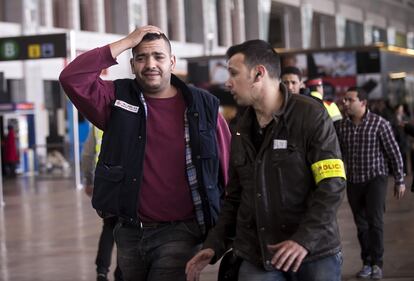 Los partidos catalanes han expresado este martes su pésame a los familiares y amigos de las víctimas del accidente del avión que cubría la ruta entre Barcelona y Dusseldorf y que se ha estrellado en Francia. En la imagen, familiares de los pasajeros del avión siniestrado llegan al aeropuerto de Barcelona.