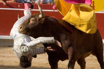 Fernando Robleño sufrió una voltereta sin consecuencias en el segundo toro de la tarde.