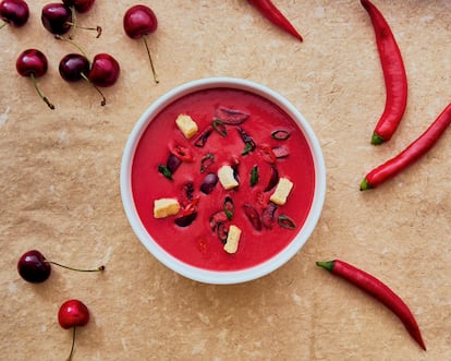 Sopa de remolacha, tomate y cereza.