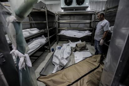 Los cuerpos de palestinos asesinados durante los ataques israelíes son transportados hasta el hospital Nasser, este viernes en Jan Yunis. 