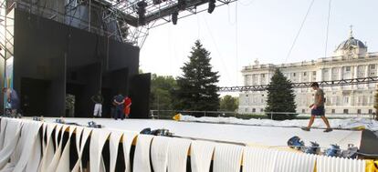 Montaje de la pista de hielo en los jardines de Sabatini.