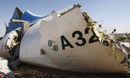 Una pieza del fuselaje del avi&oacute;n siniestrado en el Sina&iacute; (Egipto). 