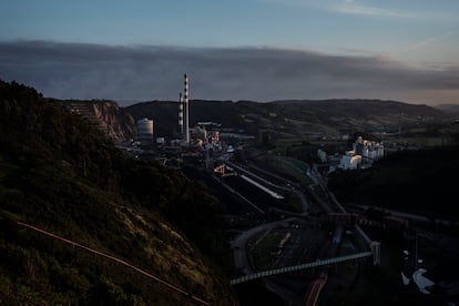 Vista de la central térmica de Aboño, en Gijón.