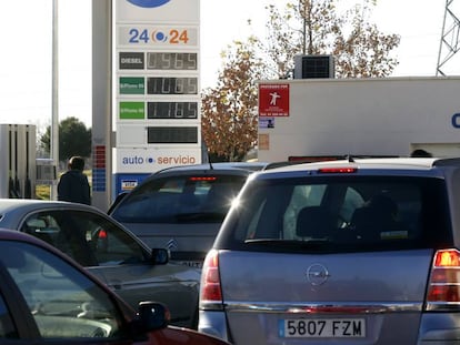 Coches esperando para repostar en un hipermercado de Carabanchel