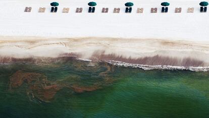 Hamacas vacías descansan en la arena contaminada por un vertido de petróleo en Orange Beach, en Alabama (EE.UU), el 19 de junio de 2010. El derrame de la compañía BP dejó el contenido equivalente a más de 60.000 barriles de crudo en el Golfo de México.