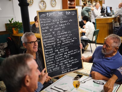 Pizarra con los platos del día en Can Vilaró, restaurante de cocina tradicional catalana en el Eixample barcelonés.