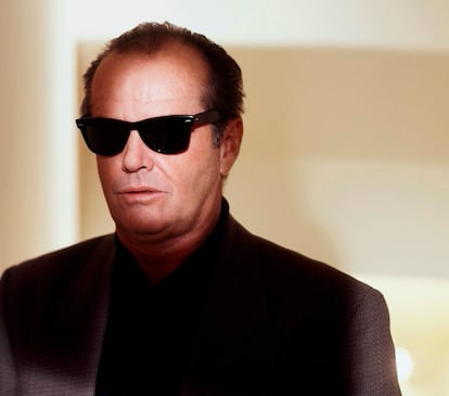 Jack Nicholson posaba, con sus gafas de sol, en un hotel de Los Ángeles en 1993.