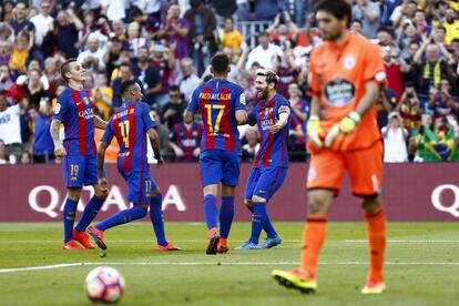 Leo Messi celebra su primer gol y cuarto del equipo azulgrana, junto al brasileño Neymar, Paco Alcacer y el francés Lucas Digne.